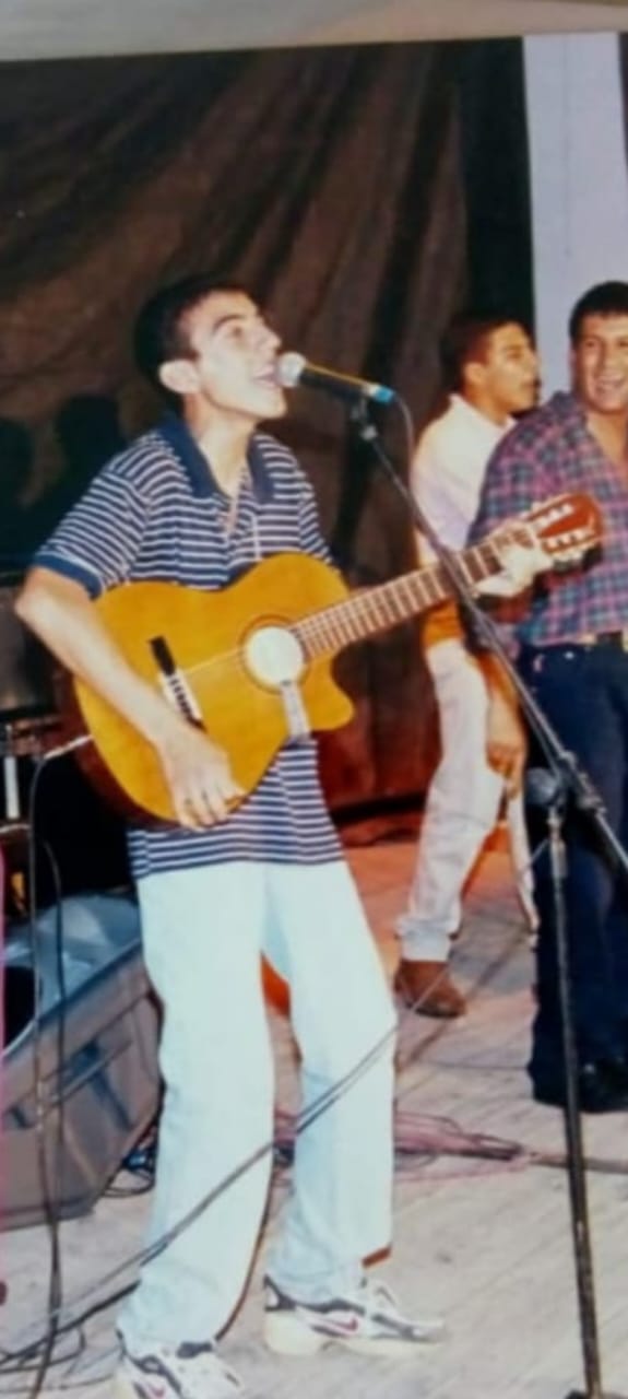 Iván Camaño joven tocando la guitarra