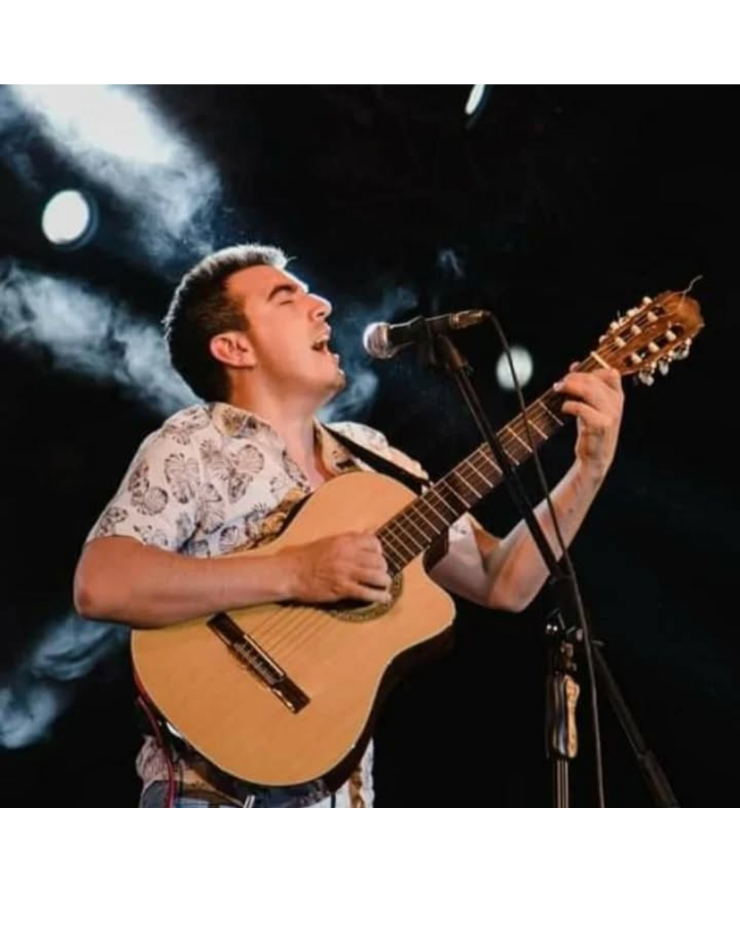 Iván Camaño tocando la guitarra en vivo