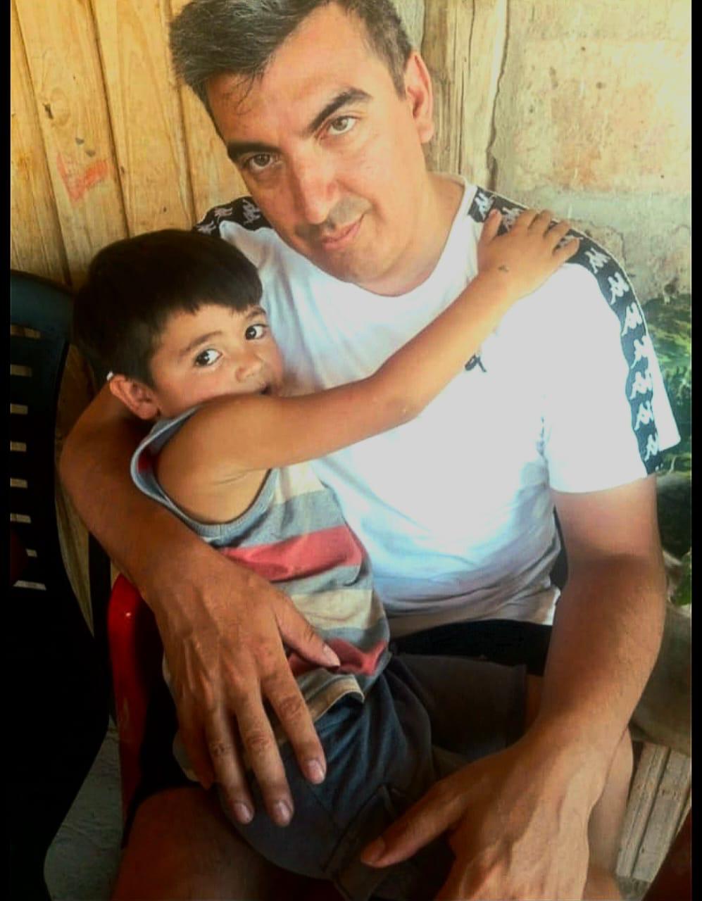 Iván Camaño junto a un niño