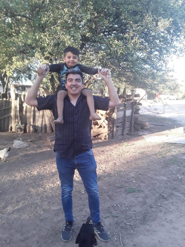 Iván Camaño junto a un niño en una zona rural