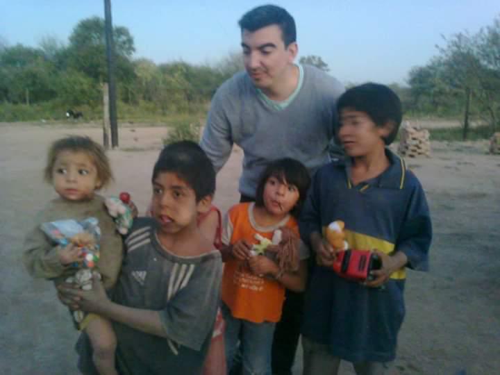 Iván Camaño junto a niños de una comunidad