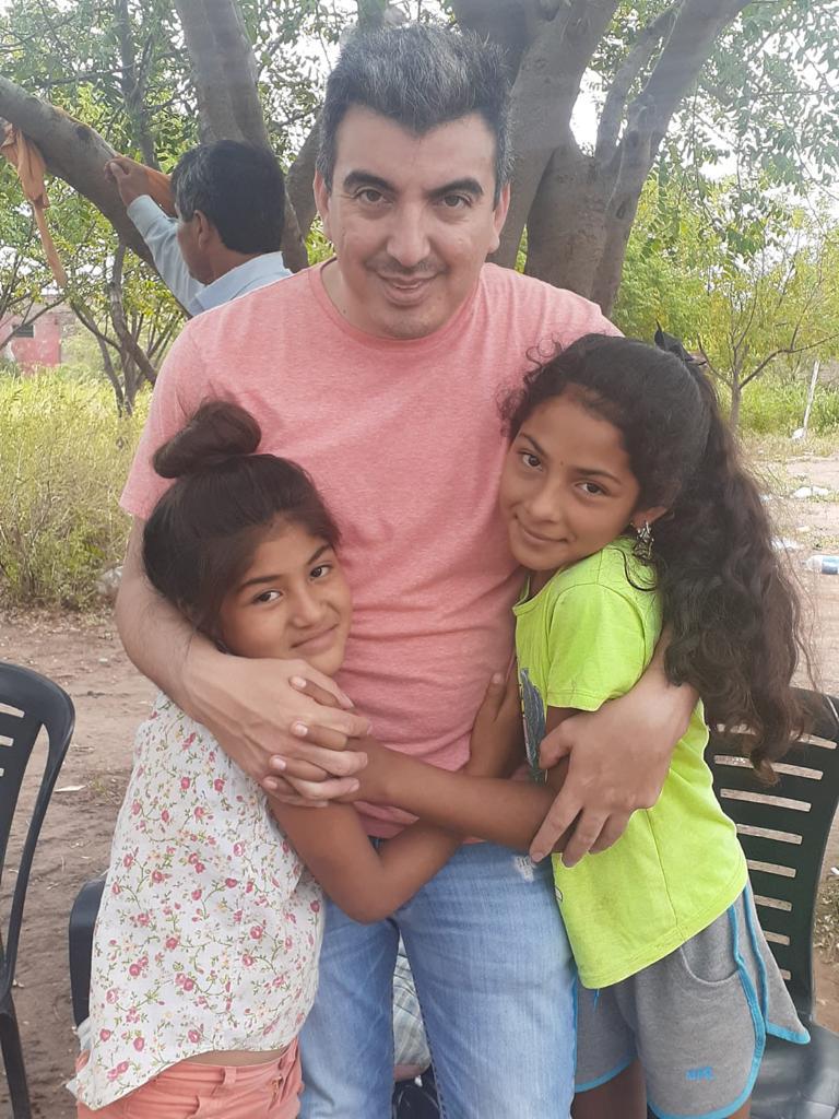 Iván Camaño junto a dos niñas