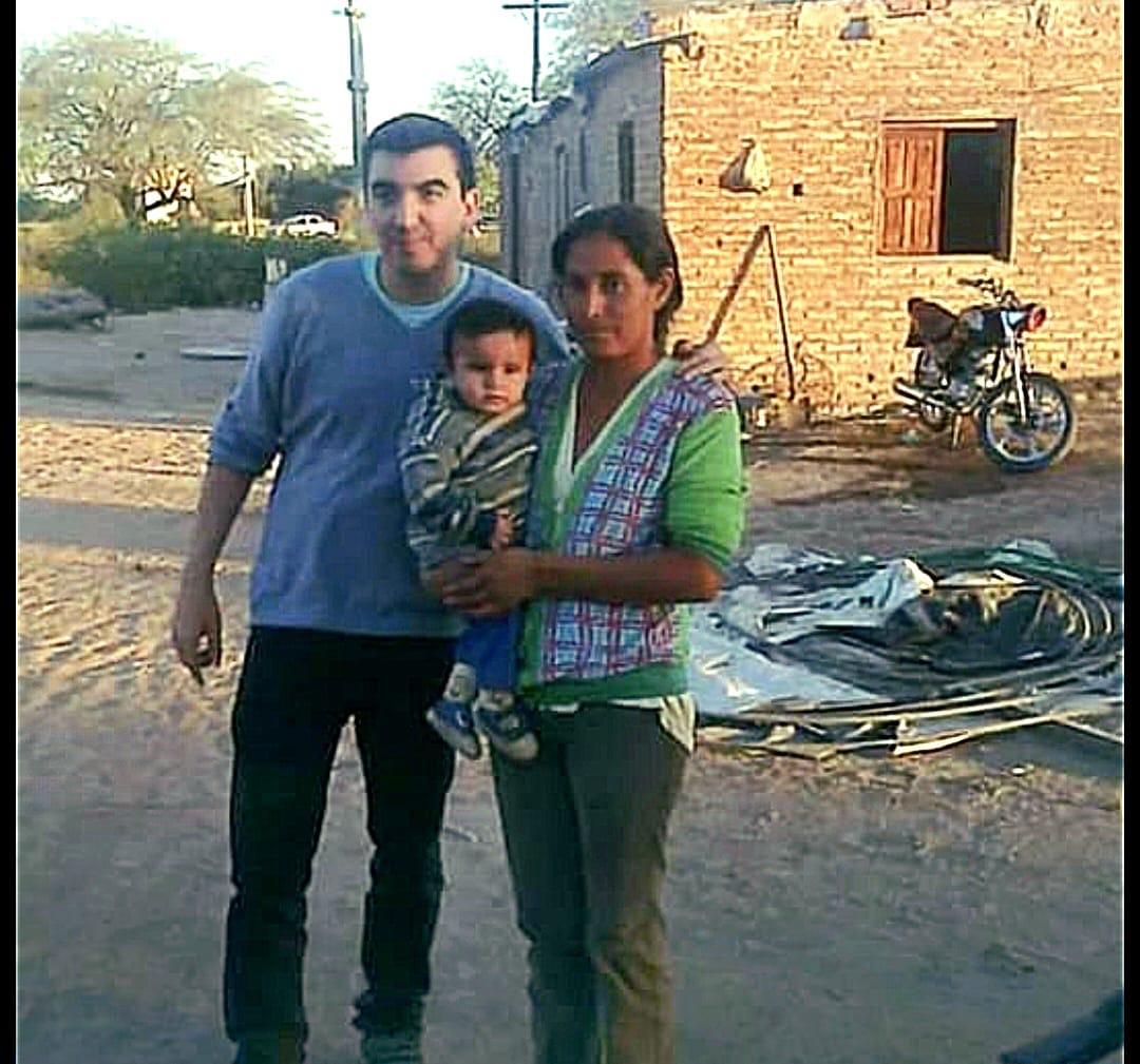 Iván Camaño junto a una familia